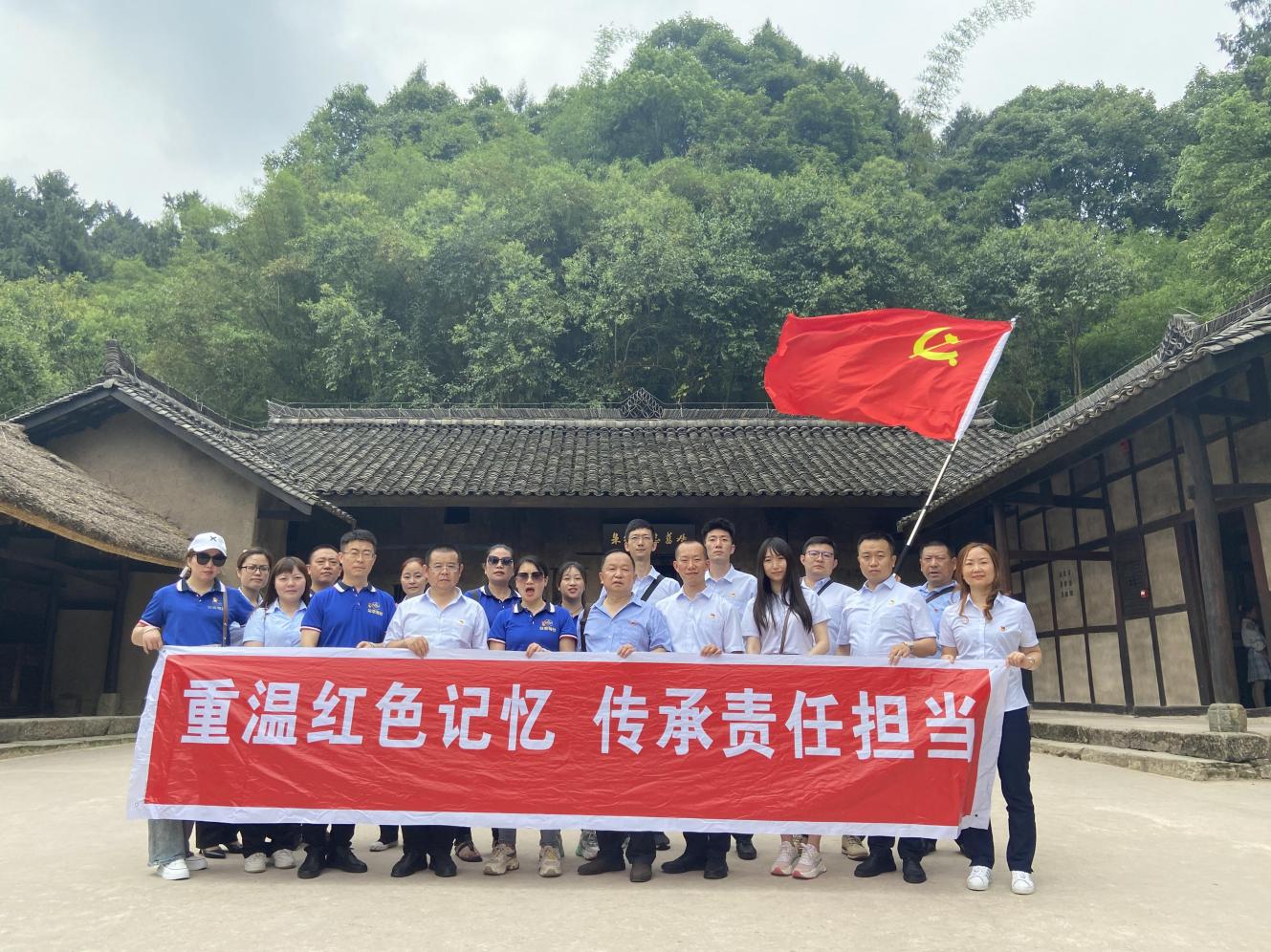 綿州通黨支部、空港巴士黨支部和公交駕校黨支部聯(lián)合開(kāi)展“重溫紅色記憶，傳承責(zé)任擔(dān)當(dāng)”主題黨建活動(dòng)(圖2)